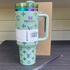 Tumbler - Luxury Fashion Pattern. NWT